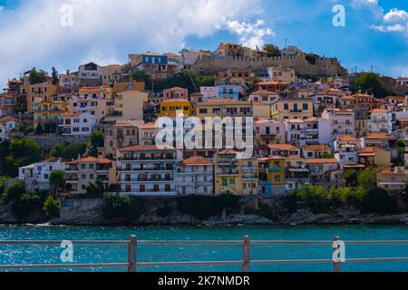 Blick auf die Stadt Kavala in Griechenland am Meer Stockfoto