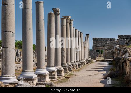 Collumned Main Street, Säulen von colonnaded Straße Ruinen der römischen Stadt Perge, Antalya, Türkei Stockfoto