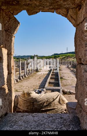 Collumned Main Street, Säulen von colonnaded Straße Ruinen der römischen Stadt Perge, Antalya, Türkei Stockfoto