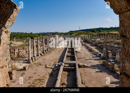 Collumned Main Street, Säulen von colonnaded Straße Ruinen der römischen Stadt Perge, Antalya, Türkei Stockfoto