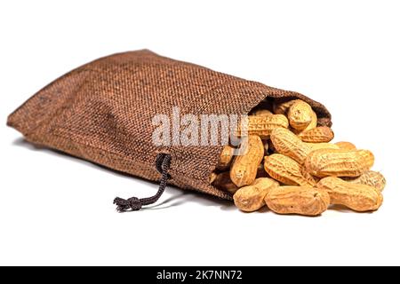 Erdnüsse in Jutebeutel vor weißem Hintergrund Stockfoto