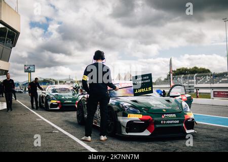 121 BURET Timothé, CAMPBELL Christopher, K-Worx, Porsche 718 Cayman GT4 RS Clubsport, Ambiente beim 6.. Lauf des Championnat de France FFSA GT 2022, vom 14. Bis 16. Oktober auf dem Circuit Paul Ricard in Le Castellet, Frankreich - Foto Thomas Fenêtre / DPPI Stockfoto