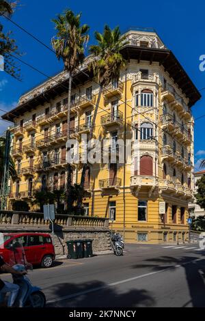 Sanremo. Das heutige Gebäude des Hotels Lolli Palace wurde 1903 vom Architekten Francesco Sappia erbaut. Es liegt an der Promenade der Kaiserin ( Stockfoto