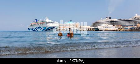 Rhodos, Griechenland - 23. August 2022: Panoramablick auf schöne Yachten, touristische Fähren stehen im Hafen von Rhodos, Griechenland. Stockfoto