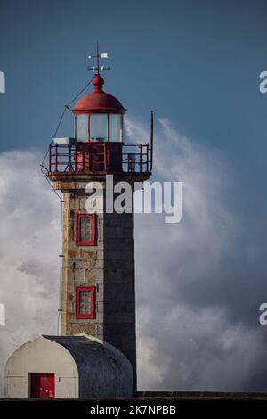 Großer stürmischer Wellen-Platsch. Douro Flussmündung alten Leuchtturm. Stockfoto