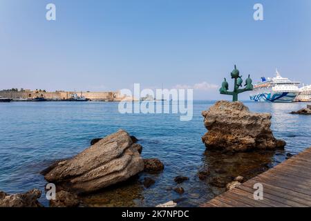 Rhodos, Griechenland - 23. August 2022: Panoramablick auf schöne Yachten, touristische Fähren stehen im Hafen von Rhodos, Griechenland. Stockfoto