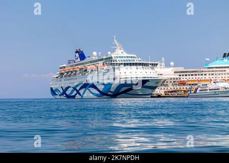 Rhodos, Griechenland - 23. August 2022: Panoramablick auf schöne Yachten, touristische Fähren stehen im Hafen von Rhodos, Griechenland. Stockfoto