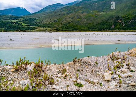 wolkiger Tag am Fluss Vjosa auf Albanien Stockfoto