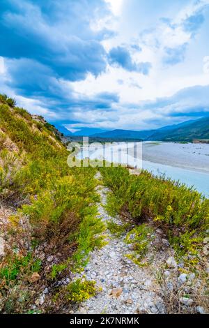 wolkiger Tag am Fluss Vjosa auf Albanien Stockfoto