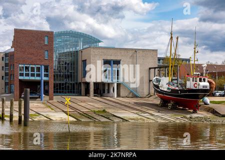 Husum Rathaus, davor das Bojenleerschiff Hildegard auf dem frei zugänglichen Ausstellungsgelände des Nordfriesland Maritime Museum Stockfoto