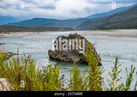 wolkiger Tag am Fluss Vjosa auf Albanien Stockfoto