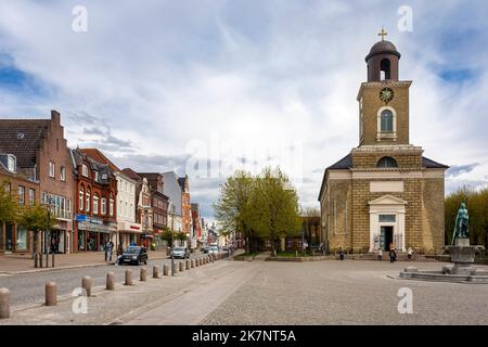 St. Marienkirche auf dem Marktplatz in Husum, mit dem Asmussen-Woldsen-Denkmal, auch bekannt als Tine Fountain Stockfoto