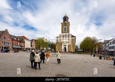 St. Marienkirche auf dem Marktplatz in Husum, mit dem Asmussen-Woldsen-Denkmal, auch bekannt als Tine Fountain Stockfoto