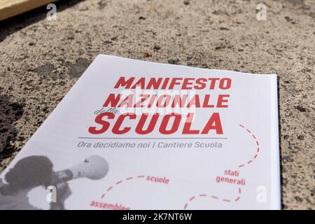 Rom, Italien. 18. Oktober 2022. Flyer des Nationalen Manifests der Schule (Foto: Matteo Nardone/Pacific Press) Quelle: Pacific Press Media Production Corp./Alamy Live News Stockfoto