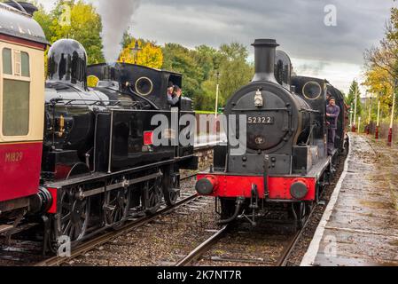 Nummer 1054, ein LNWR-Kohletank-Motor (links) und die Dampflokomotive der Lancashire und Yorkshire Railway Class 27 0-6-0 am Bahnhof Ramsbottom auf dem ELR Stockfoto