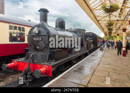 Die Dampflokomotive der Lancashire und Yorkshire Railway Class 27 0-6-0, die an der Ramsbottom Station gesehen wird, fährt während der Dampfgala im Herbst nach Rawtenstall. Stockfoto