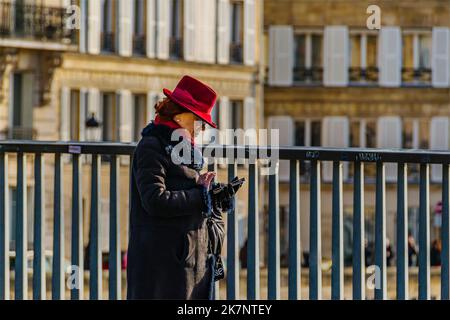 PARIS, FRANKREICH, JANUAR - 2020 - Mittelaufnahme der urbanen Szene ältere Frauen, die an der Brücke spazieren, paris, frankreich Stockfoto