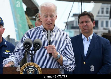 Präsident Joe Biden, begleitet vom Gouverneur von Florida, Ron DeSantis, spricht am 5. Oktober 2022 in Fort Myers, Florida, nach dem Orkane Ian an Anwohner und Unternehmer. (USA) Stockfoto