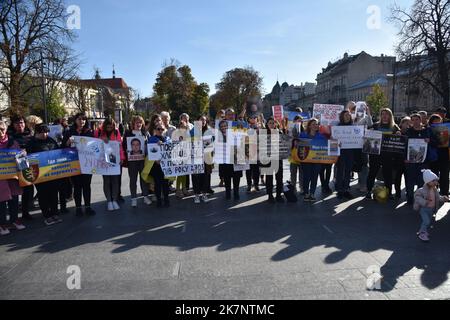 Lviv, Ukraine. 16. Oktober 2022. Menschen halten Plakate und Fotos ihrer Angehörigen, die ukrainisches Militär sind und in Gefangenschaft der russischen Besatzer sind oder wegen der russischen Militärinvasion in die Ukraine vermisst wurden. In Lviv, in der Nähe des Opernhauses, wurde ein Protest von einheimischen ukrainischen Soldaten der Brigade 24., die nach König Danylo benannt wurde, abgehalten. Ihre Söhne, Ehemänner, Brüder sind verschwunden oder befinden sich in russischer Gefangenschaft. Die Teilnehmer der Aktion forderten internationale Organisationen auf, aktiver zu handeln. (Bild: © Pavlo Palamarchuk/SOPA Images via ZUMA Press Wire) Stockfoto