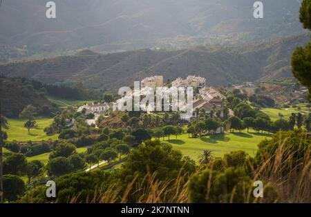 18-Loch-Golfplatz, Alhaurin Golf Resort, mit Apartmentblöcken, Malaga, Spanien. Stockfoto