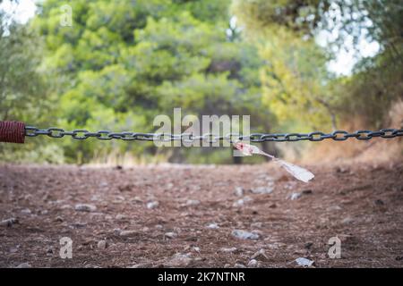 Metallkette, die den Eingang des Pfades im Berggebiet, Spanien, blockiert. Stockfoto