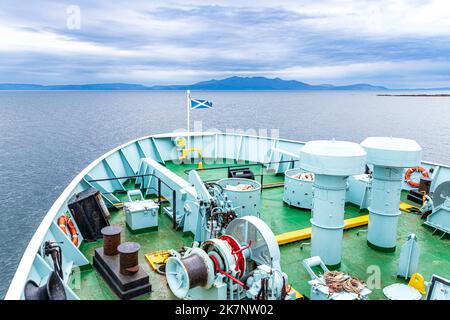Die CalMac-Fähre Isle of Arran verlässt Ardrossan, North Ayrshire, Schottland, Großbritannien für eine Abendüberfahrt nach Campbeltown - die Isle of Arran liegt im Bac Stockfoto