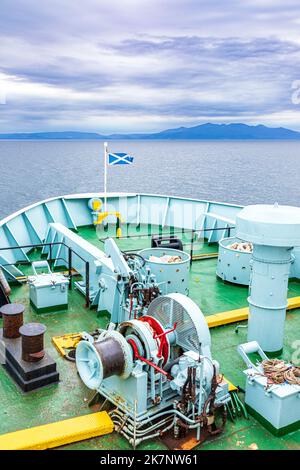 Die CalMac-Fähre Isle of Arran verlässt Ardrossan, North Ayrshire, Schottland, Großbritannien für eine Abendüberfahrt nach Campbeltown - die Isle of Arran liegt im Bac Stockfoto