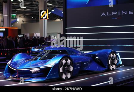 Paris, Frankreich. 17. Oktober 2022. Ein Wasserstoff-Konzept Alpine Alpenglow wird auf dem Pariser Automobilsalon am 17. Oktober 2022 in Paris, Frankreich, vorgestellt. Der Pariser Automobilsalon 89. findet hier vom 17. Bis 23. Oktober statt. Kredit: Gao Jing/Xinhua/Alamy Live Nachrichten Stockfoto