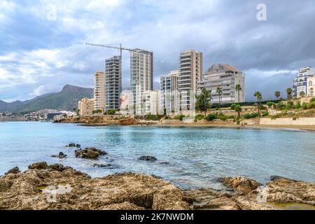 Die ruhige, abgeschiedene Küstenstadt Calpe (auch Calp geschrieben) nördlich des hektischen Benidorm an der Costa Brava, Südspanien. Stockfoto