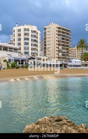 Die ruhige, abgeschiedene Küstenstadt Calpe (auch Calp geschrieben) nördlich des hektischen Benidorm an der Costa Brava, Südspanien. Stockfoto