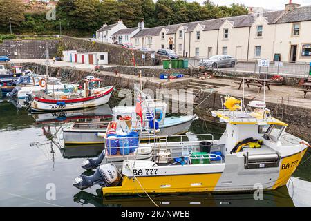 Fischerboote im Hafen zum Küstendorf Dunure, South Ayrshire, Schottland, Großbritannien Stockfoto