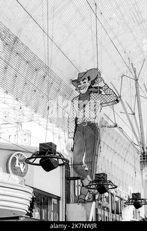 Las Vegas, USA - 10. März 2019: Das Las Vegas Vic Cowboy Neon im ehemaligen Pioneer Casino in der Las Vegas Fremont Street. Das klassische Schild wurde eingebaut Stockfoto