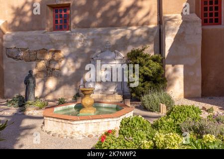 Carmel, USA - 15. März 2019: Terrassenansicht mit Statue und Brunnen der Mission San Carlos Borromeo de Carmelo, einer römisch-katholischen Kapelle in Carmel bei der Stockfoto