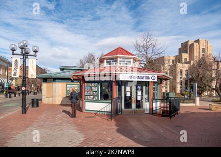 Boulder, USA - 25. Dezember 2019: Blick auf die Pearl Street Mall, eine berühmte Fußgängerzone in der Innenstadt von Boulder, Colorado, in den Rocky Mountains. Stockfoto