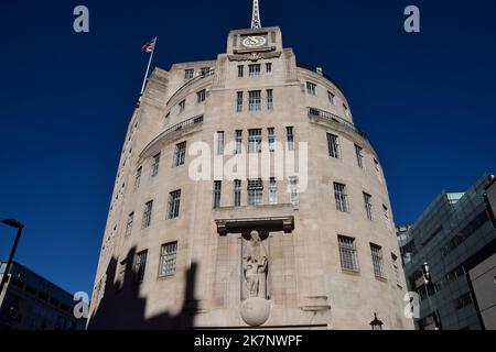 London, Großbritannien. 18. Oktober 2022. Gesamtansicht des Broadcasting House, des Hauptquartiers der BBC im Zentrum von London, da der legendäre Sender am 18.. Oktober 1922 das 100.-jährige Jubiläum seit seiner Gründung feiert. (Foto: Vuk Valcic/SOPA Images/Sipa USA) Quelle: SIPA USA/Alamy Live News Stockfoto