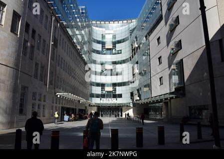 London, Großbritannien. 18. Oktober 2022. Gesamtansicht des Broadcasting House, des Hauptquartiers der BBC im Zentrum von London, da der legendäre Sender am 18.. Oktober 1922 das 100.-jährige Jubiläum seit seiner Gründung feiert. (Foto: Vuk Valcic/SOPA Images/Sipa USA) Quelle: SIPA USA/Alamy Live News Stockfoto