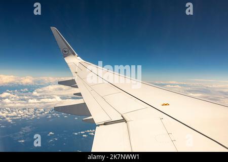 Frankfurt, Deutschland - 8. Juni 2020: Lufthansa-Flugzeuge am Himmel über den Wolken zur Corona-Reiseeinschränkungszeit im Juni 2020. Stockfoto