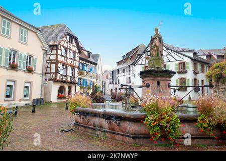 Eguisheim, Frankreich - 4. Oktober 2021: Schöner Blick auf den historischen Stadtplatz von Eguisheim, einem beliebten Touristenziel entlang des berühmten Elsass WI Stockfoto