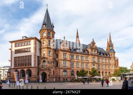 Wiesbaden, Deutschland - 23. September 2022: Fassade des alten Rathauses auf dem Marktplatz Dernsches Gelände - engl: Gebiet von dern in Wiesbaden. Stockfoto