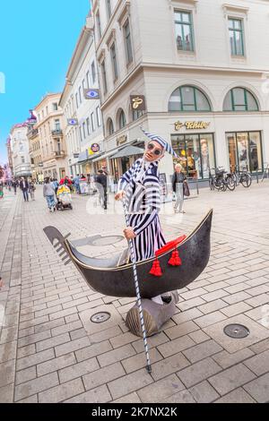 Wiesbaden, Deutschland - 23. September 2022: Mann mit Gondel im venezianischen Stil fährt mit der Gondel in die Fußgängerzone in Wiesbaden und peo Stockfoto