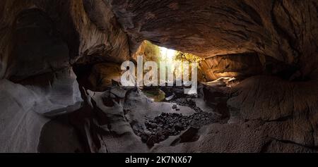 Höhle und Fluss in einer Schlucht. Kanadische Natur Hintergrund. Panorama Stockfoto