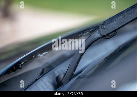 Scheibenwaschdüse unter der Motorhaube, mit der Flüssigkeit zum Reinigen von Glas auf ein Fahrzeug gesprüht wird. Stockfoto