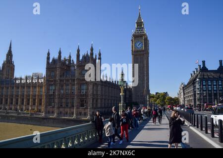 London, Großbritannien. 18. Oktober 2022. Gesamtansicht der Houses of Parliament, Westminster Bridge und Big Ben an einem klaren Tag. (Foto: Vuk Valcic/SOPA Images/Sipa USA) Quelle: SIPA USA/Alamy Live News Stockfoto