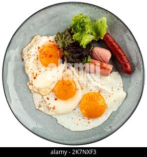 Portion Spiegeleier mit Würstchen zum Frühstück Stockfoto