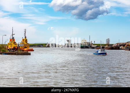 Sperrstürme und Ausfahrt am äußeren Hafen von Husum Stockfoto