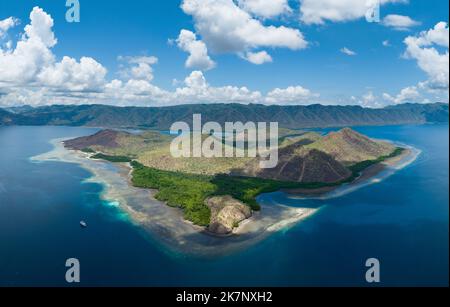 Ein wunderschönes Korallenriff umsäumt eine abgelegene Insel auf den Kleinen Sunda-Inseln Indonesiens. Diese tropische Region ist die Heimat einer hohen Artenvielfalt. Stockfoto