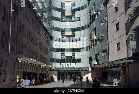 London, Großbritannien. 18. Oktober 2022. Gesamtansicht des Broadcasting House, des Hauptquartiers der BBC im Zentrum von London, da der legendäre Sender am 18.. Oktober 1922 das 100.-jährige Jubiläum seit seiner Gründung feiert. (Bild: © Vuk Valcic/SOPA Images via ZUMA Press Wire) Stockfoto