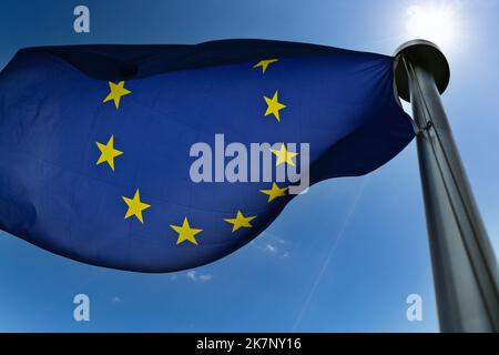 Flaggen in Brüssel vor dem Berlaymont, das den Sitz der Europäischen Kommission beherbergt Stockfoto