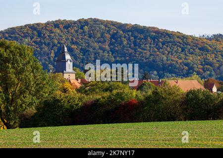 Der Kirchturm von Herleshausen in Hessen Stockfoto