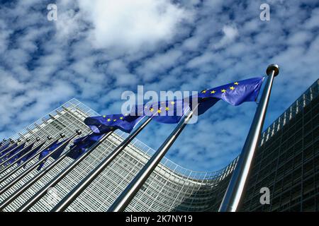 Flaggen in Brüssel vor dem Berlaymont, das den Sitz der Europäischen Kommission beherbergt Stockfoto